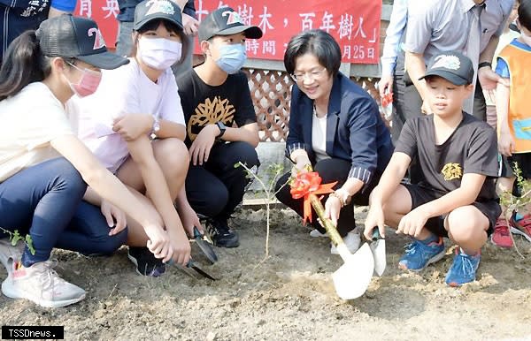 縣長王惠美祝福南興國小校慶快樂，期望透過植樹活動，讓孩子瞭解樹木對環境的重要。（記者方一成攝）