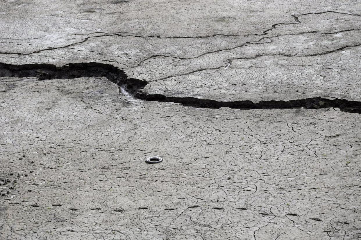 Cracked roads and sidewalks generate big costs for cities. <a href="https://newsroom.ap.org/detail/CaliforniaDroughtRain/f93eda16ae2d49ad8539aaf1ad9eb92c/photo?Query=cracked%20concrete&mediaType=photo&sortBy=&dateRange=Anytime&totalCount=260&digitizationType=Digitized&currentItemNo=17&vs=true&vs=true" rel="nofollow noopener" target="_blank" data-ylk="slk:AP Photo/Marcio Jose Sanchez;elm:context_link;itc:0;sec:content-canvas" class="link ">AP Photo/Marcio Jose Sanchez</a>