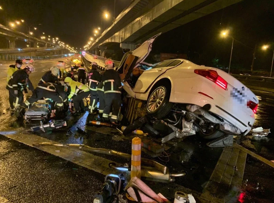 今天（20日）凌晨 0 時許，一輛 BMW 520d轎車撞上分隔島，車頭嚴重變形，此事故造成3名男子死亡。   圖：國道警察局提供