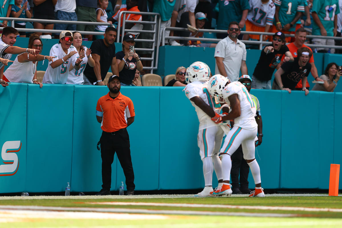 Tyreek Hill hits handcuff celebration after 80-yard touchdown following incident with police before Jaguars game