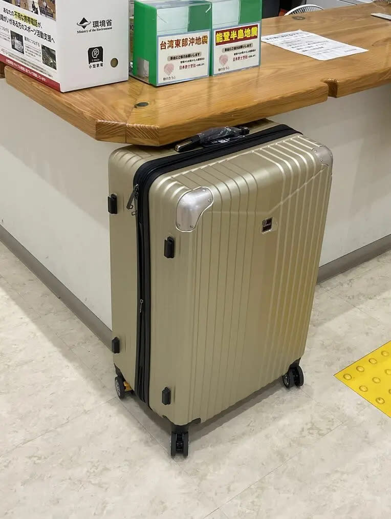 ▲沖繩那霸市公所7日發現一個可疑行李箱被放置在櫃檯前。（圖／翻攝自那霸市公所）