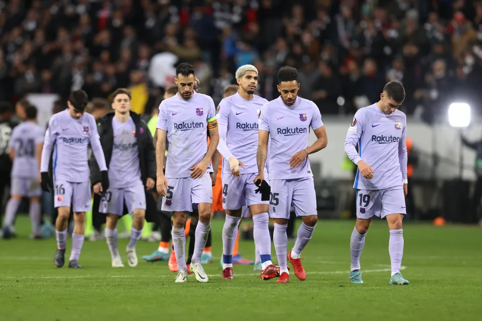 FRANKFURT AM MAIN, GERMANY - APRIL 07: Sergio Busquets, Pierre-Emerick Aubameyang and Ferran Torres of FC Barcelona look on after the UEFA Europa League Quarter Final Leg One match between Eintracht Frankfurt and FC Barcelona at Football Arena Frankfurt on April 07, 2022 in Frankfurt am Main, Germany. (Photo by Alex Grimm/Getty Images)
