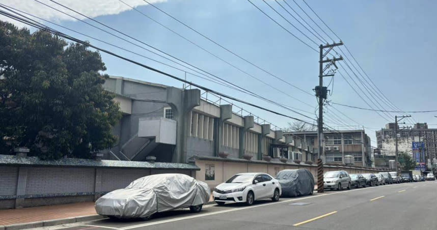 桃園市中壢區復華街上免收費停車格有車輛長期占用，造成其他民眾無法停放，交通局表示，將連同內壢其他路段共260格停車位，自5月1日起改成收費車格。（圖／市議員吳嘉和提供）