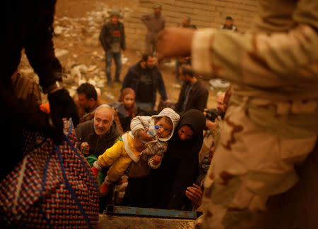 Iraqi people flee the Islamic State stronghold of Mosul in al-Samah neighborhood, Iraq December 2, 2016. REUTERS/Mohammed Salem