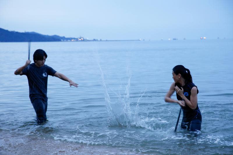 陳翠梅（右）在片中經歷的練習、打鬥過程，有如一趟修行。（海鵬提供）