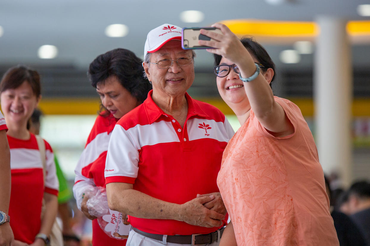 A woman takes a selfie with Progress Singapore Party chief Tan Cheng Bock during the party&#39;s walkabout at the Tiong Bahru Market hawker centre on 29 September. Read our story: <a href="https://bit.ly/2rE9Dw9">https://bit.ly/2rE9Dw9</a> (PHOTO: Dhany Osman / Yahoo News Singapore)