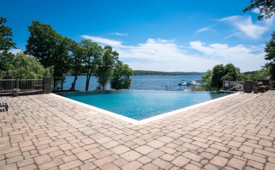 The baseball diamond-shaped infinity pool. Stephen Dolinsky