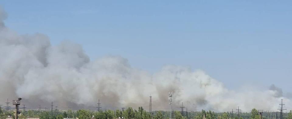 民眾拍下扎波羅熱（Zaporizhzhia）核電廠周圍地區，因俄羅斯的攻擊而產生森林大火。   圖: 翻攝自@B__ANASTASIYA 推特