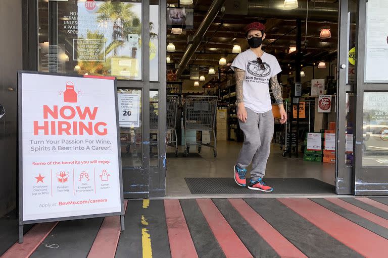 Un cartel anuncia contrataciones laborales en un local de Larkspur, en California, Estados Unidos