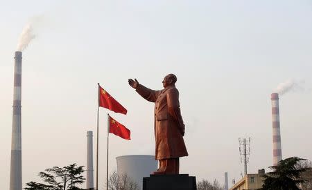 A statue of former Chinese leader Mao Zedong is seen in front of smoking chimneys at Wuhan Iron And Steel Corp in Wuhan, Hubei province, March 6, 2013. REUTERS/Stringer/File Photo