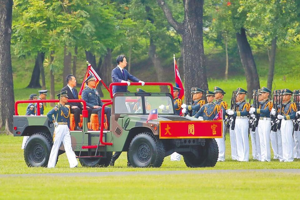 賴清德總統（車上站立者）16日前往高雄的陸軍軍官學校，出席「黃埔建校100周年校慶」，並登上吉普車校閱學生部隊。（黃世麒攝）