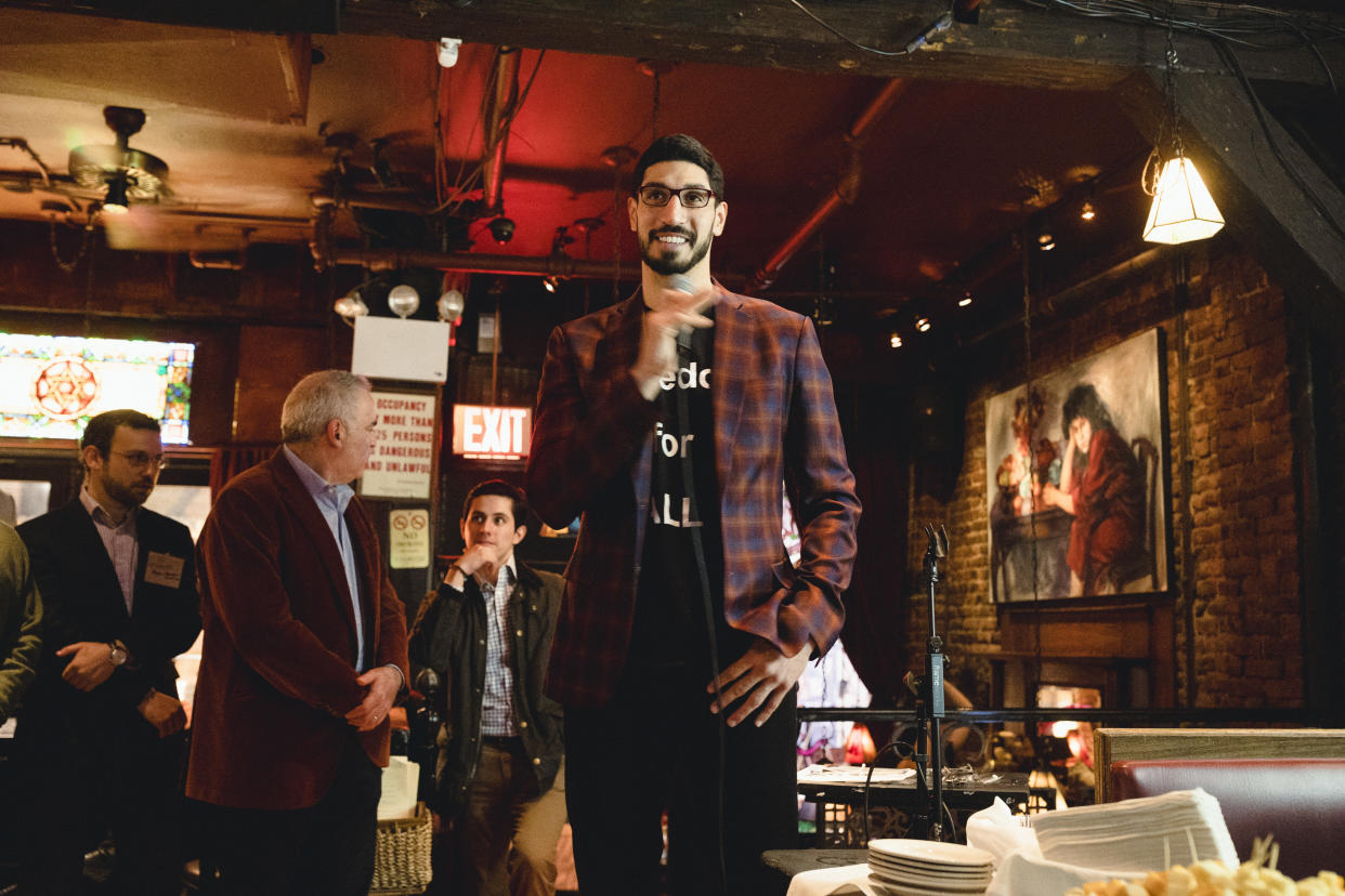 Enes Kanter Freedom, quien jugó para los Celtics de Boston hasta el mes pasado, habla en una reunión de activistas prodemocracia en el restaurante Olive Tree Cafe en el vecindario de Greenwich Village en Nueva York, el 23 de febrero de 2022. (Sara Naomi Lewkowicz/The New York Times)
