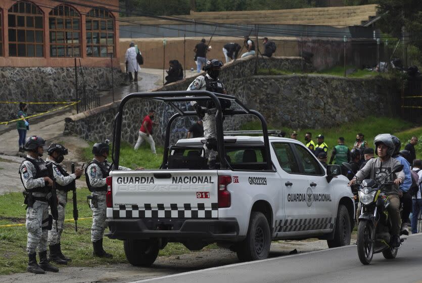 Elementos de la Guardia Nacional custodian el lugar donde se produjo un enfrentamiento con lo que las autoridades dicen eran grupos de delincuentes, que dejó varios policías heridos y más de una decena de personas detenidas, en Topilejo, en las afueras de la Ciudad de México, el martes 12 de marzo. Julio 2022. (AP Foto/ Marco Ugarte)