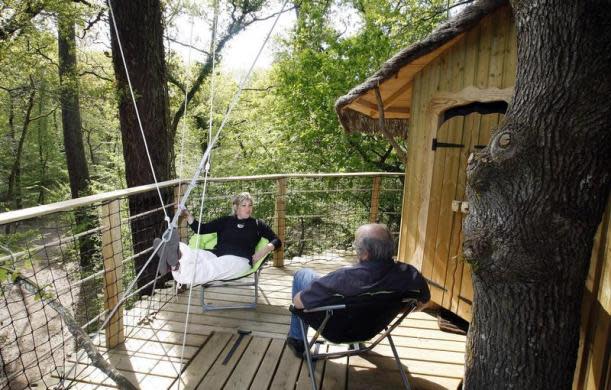 Vista general de <b>una casa en el árbol en Le Pian Medoc, en el suroeste de Francia.</b> Una empresa alquila cabinas en los árboles para unas vacaciones ecológicas. (REUTERS/Regis Duvignau). 