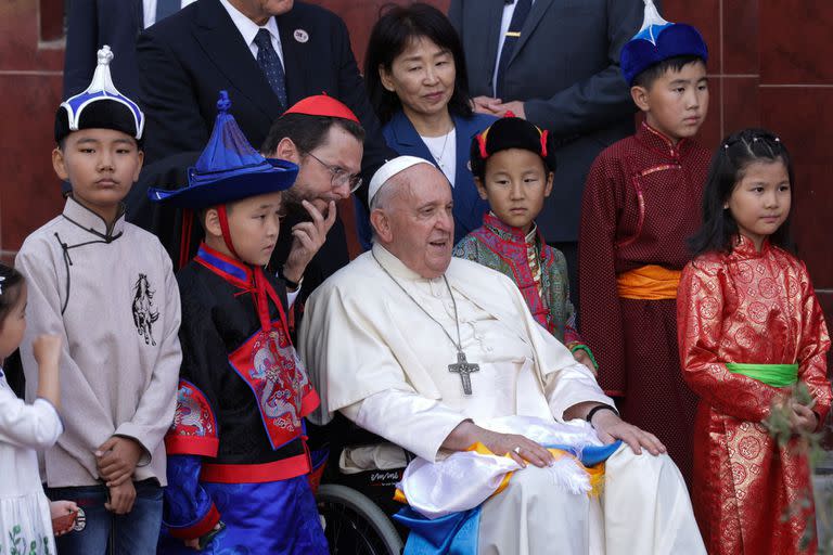 El Papa rodeado por niños de Mongolia (Photo by Anand TUMURTOGOO / AFP)