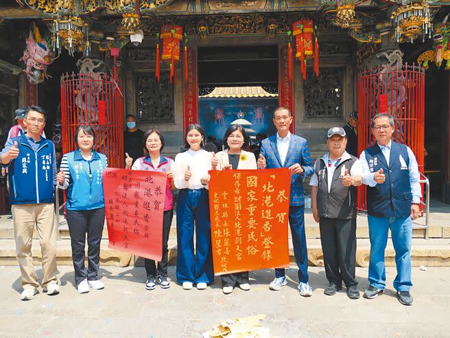 雲林縣「北港進香」今年2月登錄為國家重要民俗，並認定「財團法人北港朝天宮」為保存者，縣長張麗善（右四）17日至朝天宮貼紅榜恭賀。（張朝欣攝）