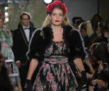 <p>Le 2 novembre dernier, Lady Kitty Spencer a participé au défilé de Noël de <em>Dolce & Gabbana</em> à <em>Harrods</em>, un grand magasin de luxe situé à Londres.<br> Crédit photo : Getty Images </p>