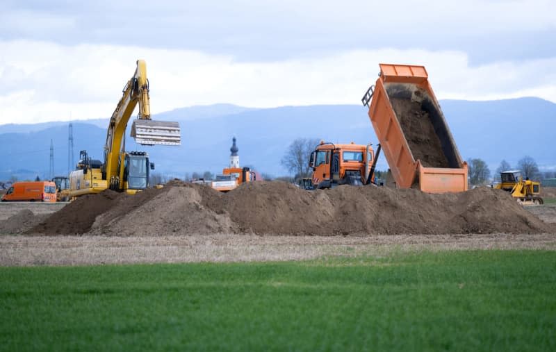 Construction machinery can be seen on a BMW building site. BMW wants to build a plant for the assembly of up to 600,000 high-voltage batteries per year in the municipalities of Irlbach and Strasskirchen. Sven Hoppe/dpa