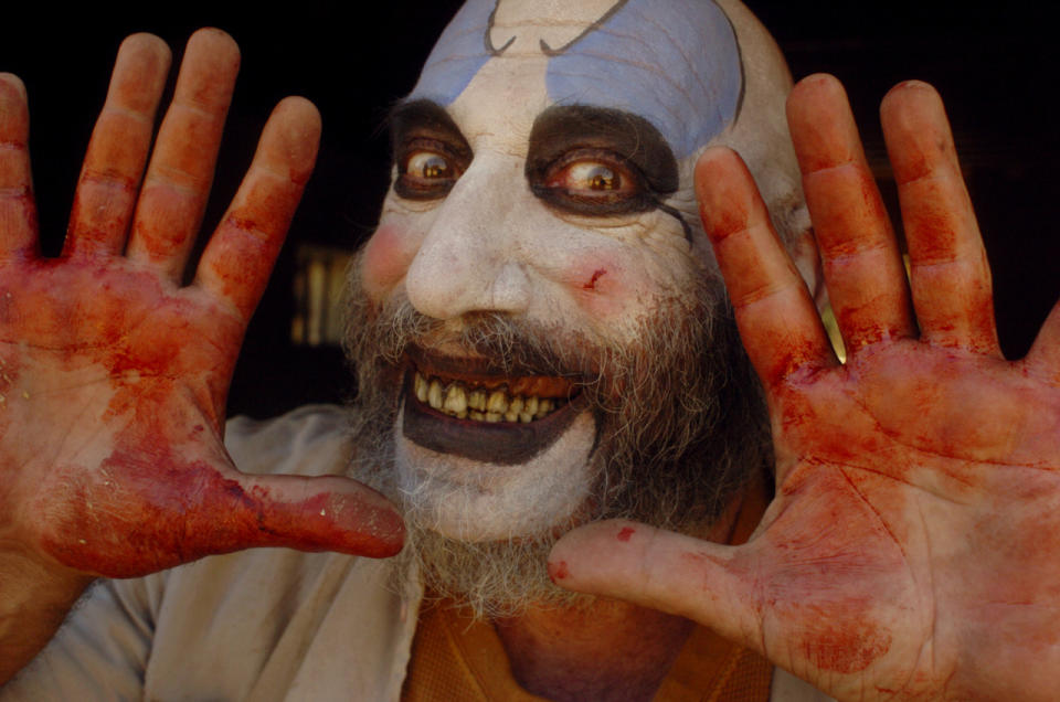 <p>El actor Sid Haig se puso en la piel del Capitán Spaulding, el dueño de una estación de gasolina que luego revela los secretos terroríficos de su hogar. </p><p>Convertido en uno de los payasos que aman los fans de este género, Zombie lo volvió a convocar para “The Devil’s Rejects”, la secuela de este filme.<br></p>