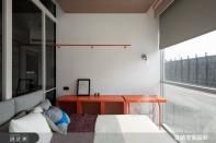 <p>案例三、臥室收納櫃也利用鐵件打造輕盈通透的吊衣架，朱紅色彩襯著白牆，讓簡約空間也擁有豐富的設計感。</p> 