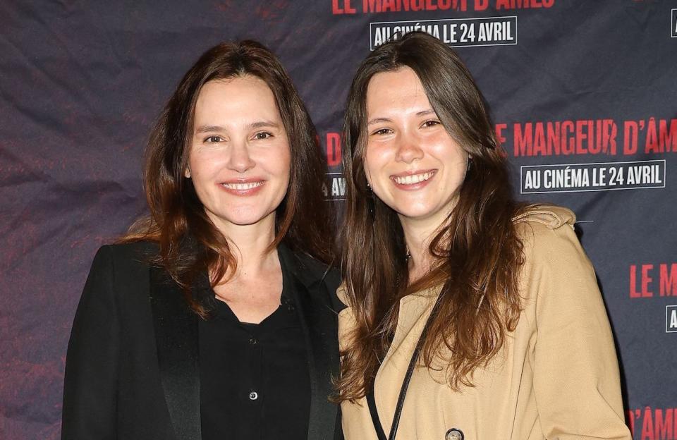 Virginie Ledoyen et sa fille Lila complices sur le tapis rouge du film « Le Mangeur d’âmes »