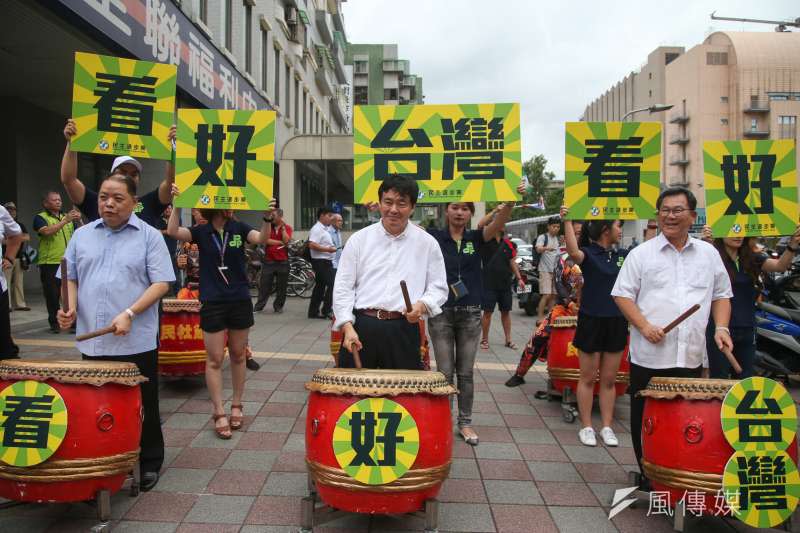 2017-08-31-831世大運體育英雄大遊行，民進黨隊伍高舉國旗歡迎，黨祕書長洪耀福並打大鼓領軍。（陳明仁攝）