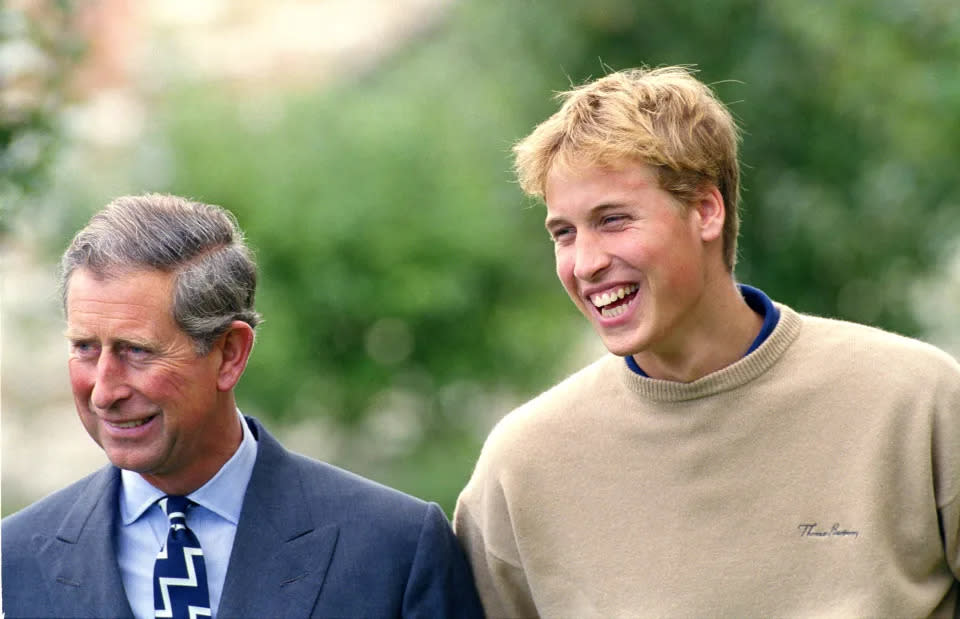 William mit seinem Vater Charles im Jahr 2000, als er Pläne für den ersten Teil seines Gap Years bekannt gab. (Getty Images)