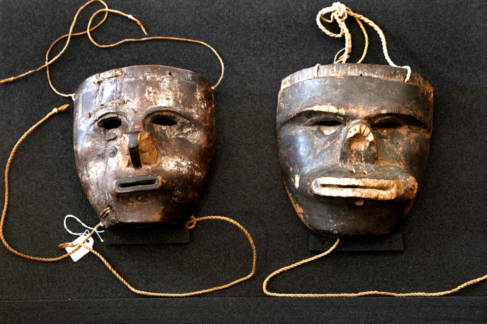 Die hölzernen Masken werden für rituelle Gesänge und Tänze verwendet. (Bild: Getty Images)
