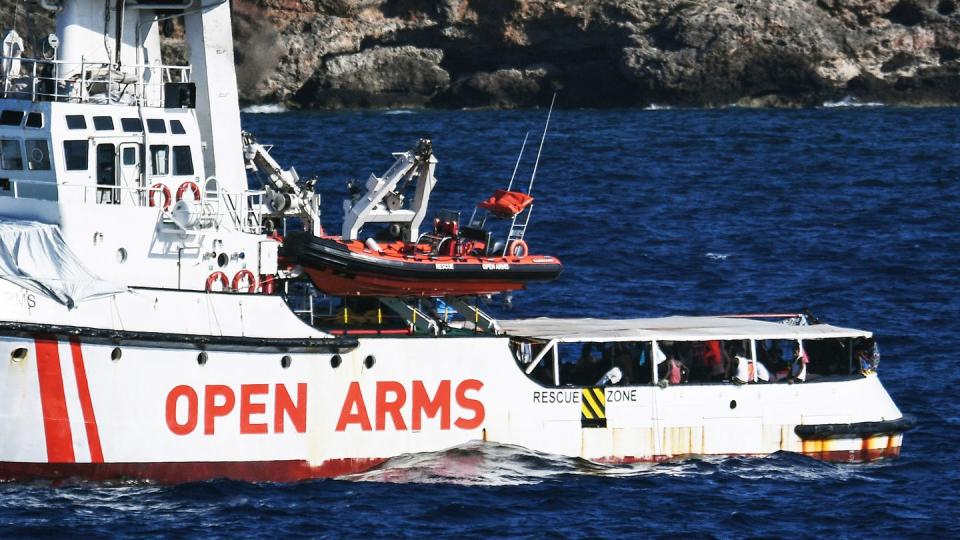 Die «Open Arms» wartet vor der Küste Lampedusas auf eine Lösung für die 107 Migranten an Bord. Foto: Salvatore Cavalli/AP