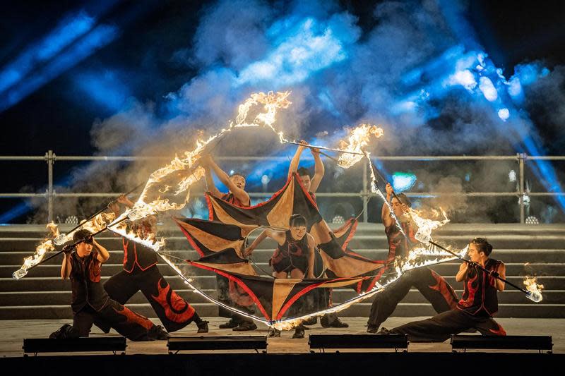 《雨馬》精華版將以熱鬧歌舞結合客家音樂、火舞特技，在台中台鐵新烏日站日出停車場演出。（紙風車劇團提供）