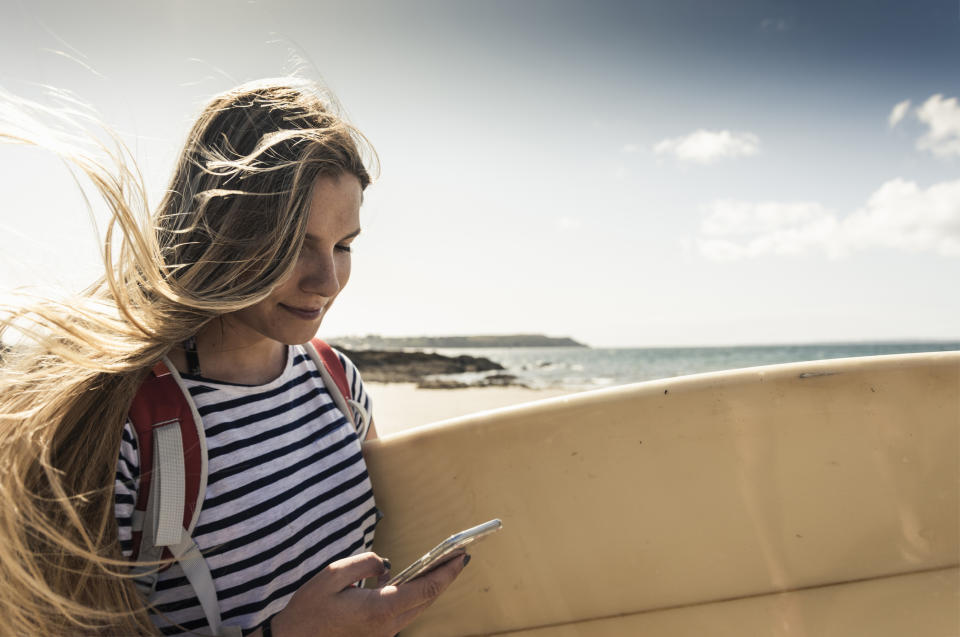 Molti genitori per evitare capricci, schiamazzi e troppo rumore causato da bambini magari solo un po' vivaci, usano lo smartphone per "tenerli a bada" in modo semplice e un po' troppo comodo. Meglio giocare con loro che uno smartphone. (Getty)