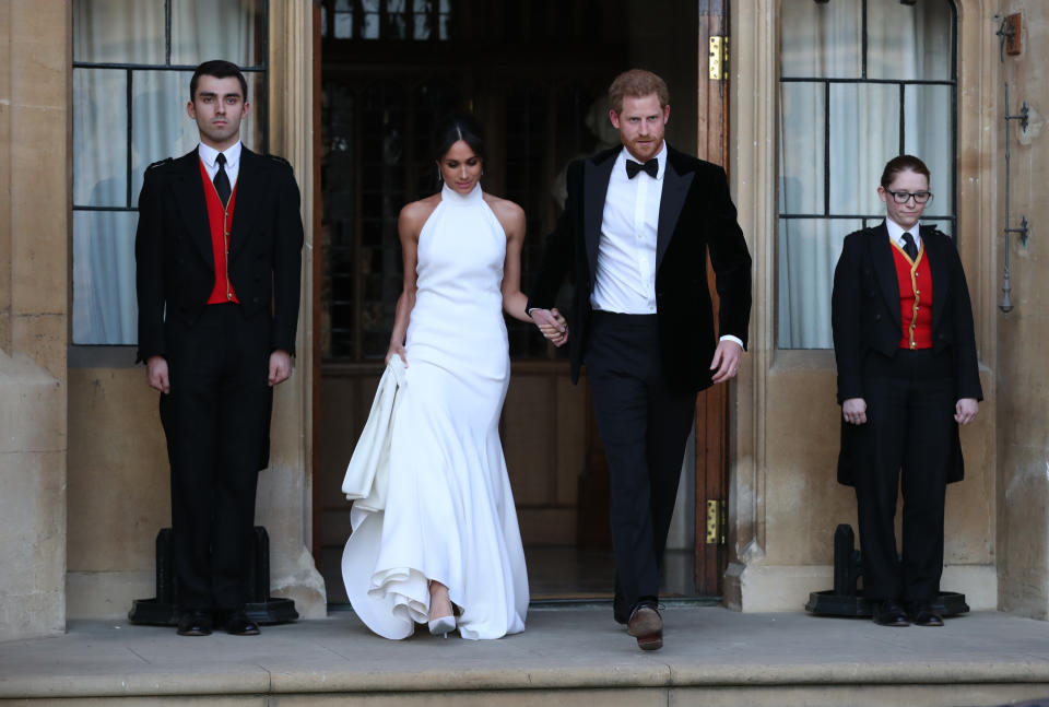 <p>Komplett schulterfrei ging es für Meghan an der Seite ihres frischangetrauten Ehemannes zur Hochzeitsparty in einem weißen Stella-McCartney-Dress. Umwerfend sexy! Das Beste daran: 46 weitere Frauen können bald ebenfalls so aussehen. Denn die Designerin wird 46 Kopien des schönen Neckholderkleides in Schwarz und Weiß anfertigen und zum Verkauf anbieten. Laut “telegraph.co.uk” werden die Roben ab dem 13. Juli zum Schnäppchenpreis von “nur” 3500 Pfund (umgerechnet etwa 3990 Euro) in McCartneys neuem Flagship Store in London erhältlich sein. </p>