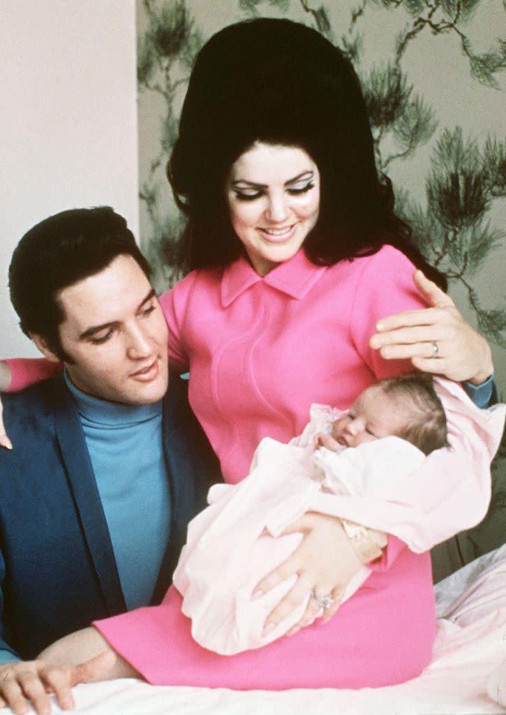 <p>Nueve meses después de su boda en Las Vegas, Elvis y Priscilla dieron la bienvenida a su hija, Lisa Marie Presley, el 1 de febrero de 1968. Aquí, la pareja es fotografiada en el hospital antes de llevar a Lisa Marie a casa, a Graceland.</p> 
