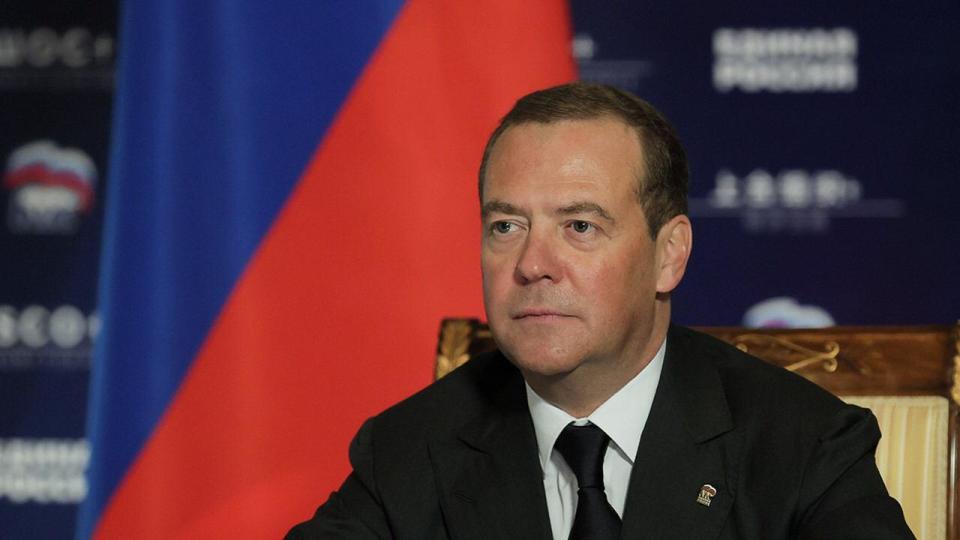 俄羅斯前總統麥維德夫(Dmitry Medvedev)24日表示，俄國有意在烏克蘭吞併地區附近設立非軍事化緩衝區。(圖:推特@MedvedevRussiaE)