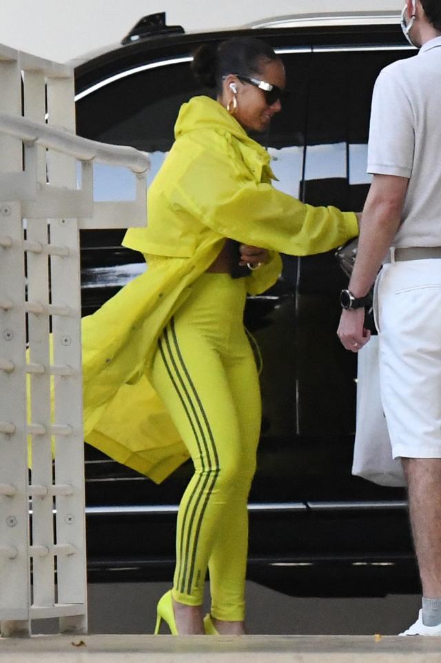 Oefening uitspraak Goot Alicia Keys Serves a Monochromatic Moment in Miami With Neon Yellow  Leggings and Sharp Pointy Pumps