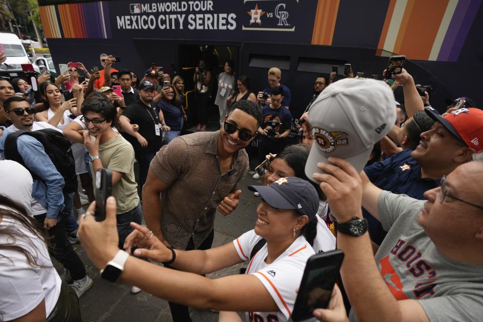 Jeremy Peña, de los Astros de Houston, posa para fotos con aficionados durante el Taco Tour, evento promocional realizado en la plaza La Cibeles en Ciudad México, viernes, abril 26, 2024. Los Astros enfrentan a los Colorado Rockies el fin de semana en México. (AP Foto/Fernando Llano)