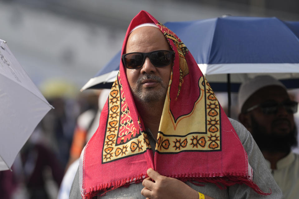 Un peregrino se cubre la cabeza con una alfombra de rezo para protegerse del sol tras rezar al aire libre en la Gran Mezquita durante la peregrinación anual del haj, en La Mecca, Arabia Saudí, el 13 de junio de 2024. (AP Foto/Rafiq Maqbool)