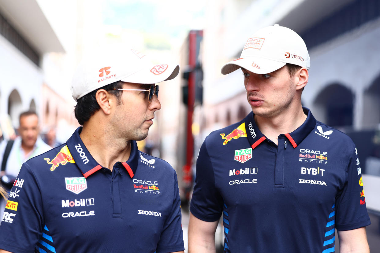 Checo Pérez y Max Verstappen previo a la práctica del GP de Mónaco. (Mark Thompson/Getty Images)