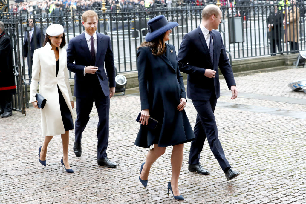 Schuh-Zwillinge: Meghan Markle und Herzogin Catherine, hier mit Prinz Harry und Prinz William, trugen beim Gottesdienst am Commonwealth Day in der Westminster Abbey ähnliche Pumps. (Bild: Chris Jackson/Getty Images)