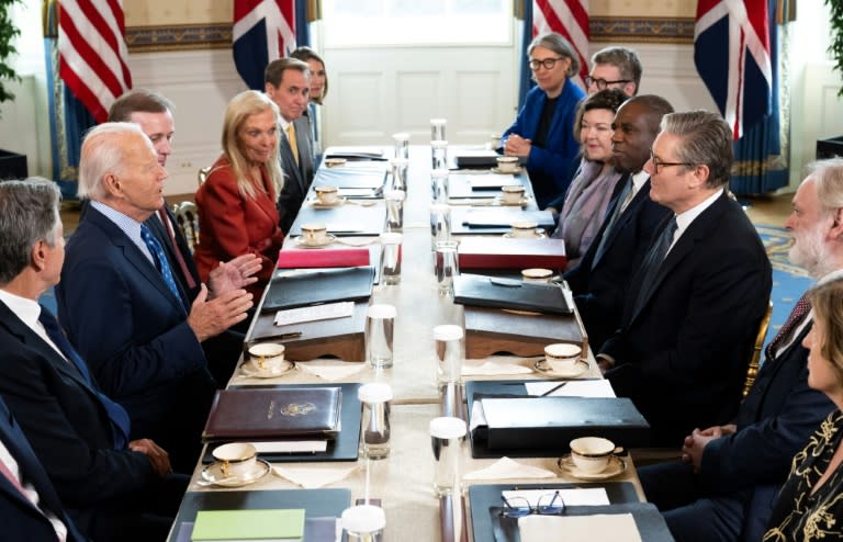 US President Joe Biden (L) and British Prime Minister Keir Starmer (R) participate in a bilateral meeting in the Blue Room of the White House in Washington, DC, on September 13, 2024 (SAUL LOEB)