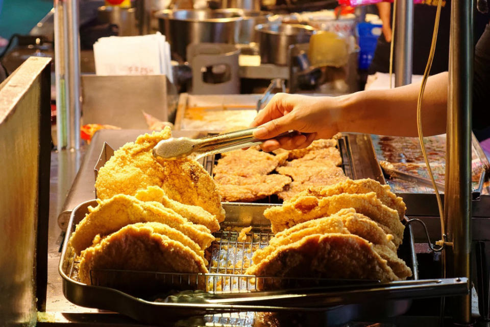 物價飆漲，不少店家一片雞排就要價近百甚至破百元。(示意圖／shutterstock)