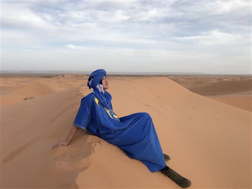 張勛傑前進撒哈拉沙漠，一時興起拍了多張情境照。（圖／八大提供）