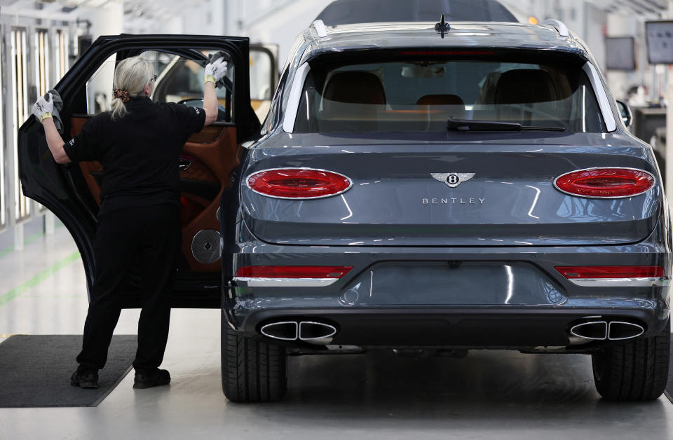 Darbuotojas valo „Bentayga“ visureigio langą „Bentley“ gamybos linijoje savo gamykloje Crewe mieste, Didžiojoje Britanijoje, 7 m. gruodžio 2022 d. REUTERS / Phil Noble