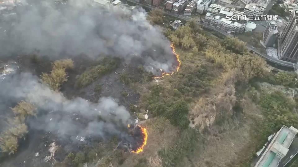 彰化八卦山3日下午突然起火，火勢狂燒13小時，空拍畫面一片焦土的景象駭人。（圖／翻攝畫面）