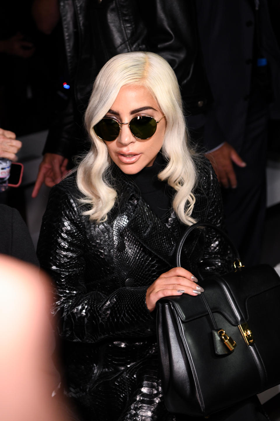 <p>Mais la célébrité la plus scrutée a, sans aucun doute, été Lady Gaga. La star internationale, tout de noir vêtue, n’a rien manqué des créations du designer français. Crédit photo : Getty Images </p>