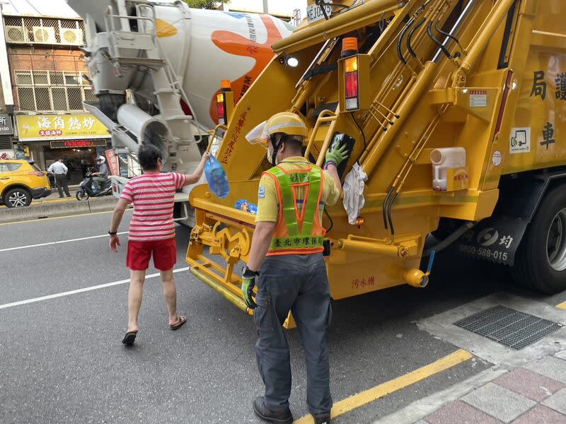 五類物品禁丟垃圾車，最高可罰6千元。（示意圖／中央社資料照）