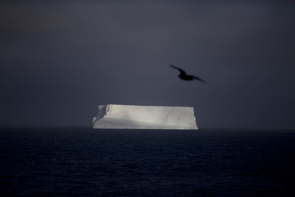 ARCHIVO - Un iceberg flota en la Bahía Almirantazgo, cerca de la Isla Livingston, parte del archipiélago de South Shetland en la Antártida el 27 de enero de 2015. (AP Foto/Natacha Pisarenko, Archivo)