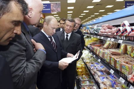 Russia's then Prime Minister Vladimir Putin (C) visits a grocery store in Moscow June 24, 2009. REUTERS/Alexei Nikolsky/RIA Novosti/Pool