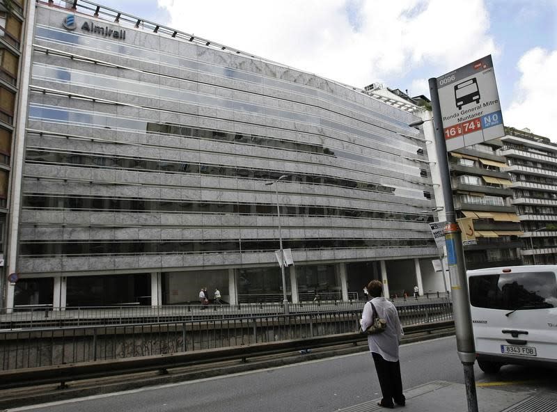 En la imagen, una mujer espera el autobús frente a la sede de Almirall en Barcelona, el 3 de septiembre de 2008. REUTERS/Gustau Nacarino