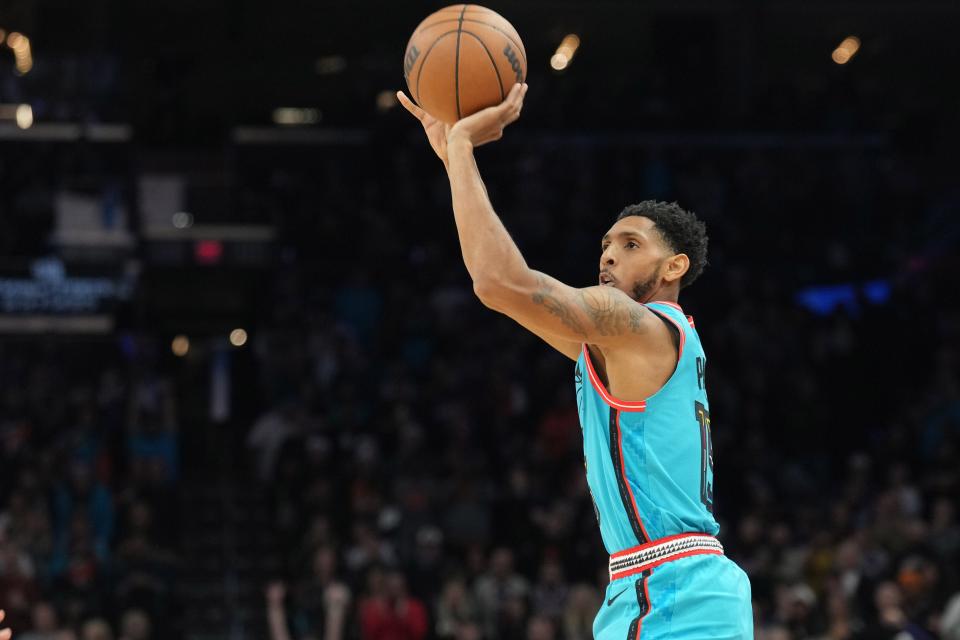 Phoenix Suns guard Cameron Payne (15) shoots against the Houston Rockets during the second half at Footprint Center on Dec. 2, 2022.